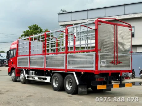 Thùng bạt Shacman X3000 mở bửng hông đang bốc dỡ hàng