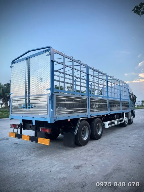 ảnh chụp sau xe toàn cảnh