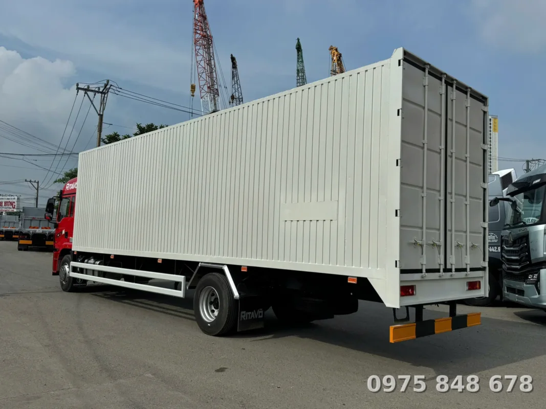 xe tải thùng kín Shacman L5000 220HP phù hợp rất nhiều doanh nghiệp vận tải