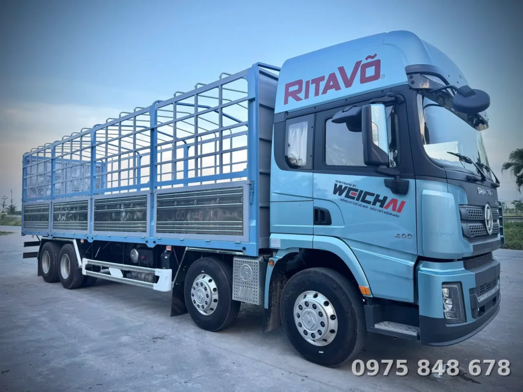 Thùng bạt Shacman X3000 mở bửng hông đang bốc dỡ hàng