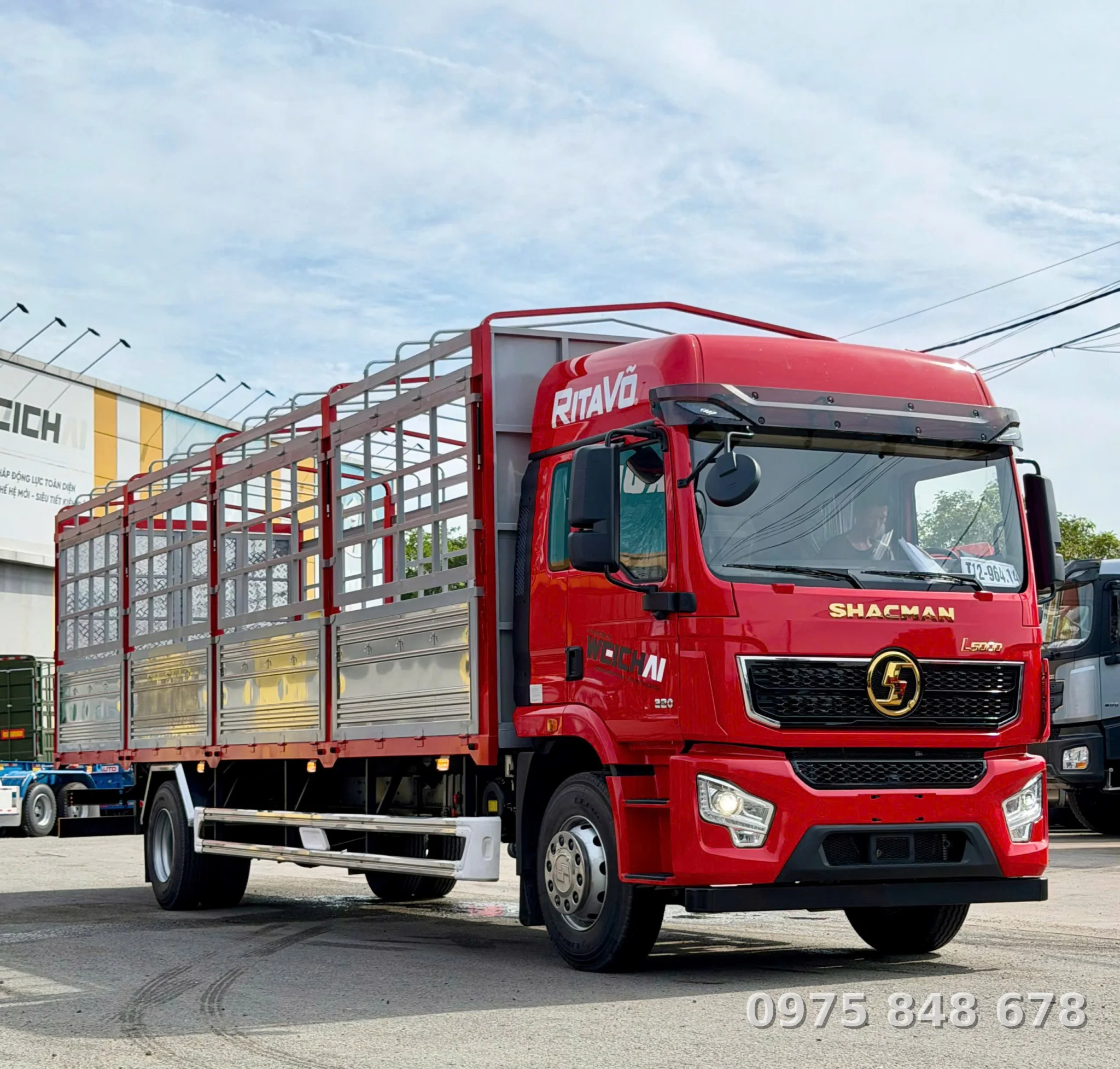 Hình xe màu đỏ xe tải thùng bạt Shacman L5000 220HP