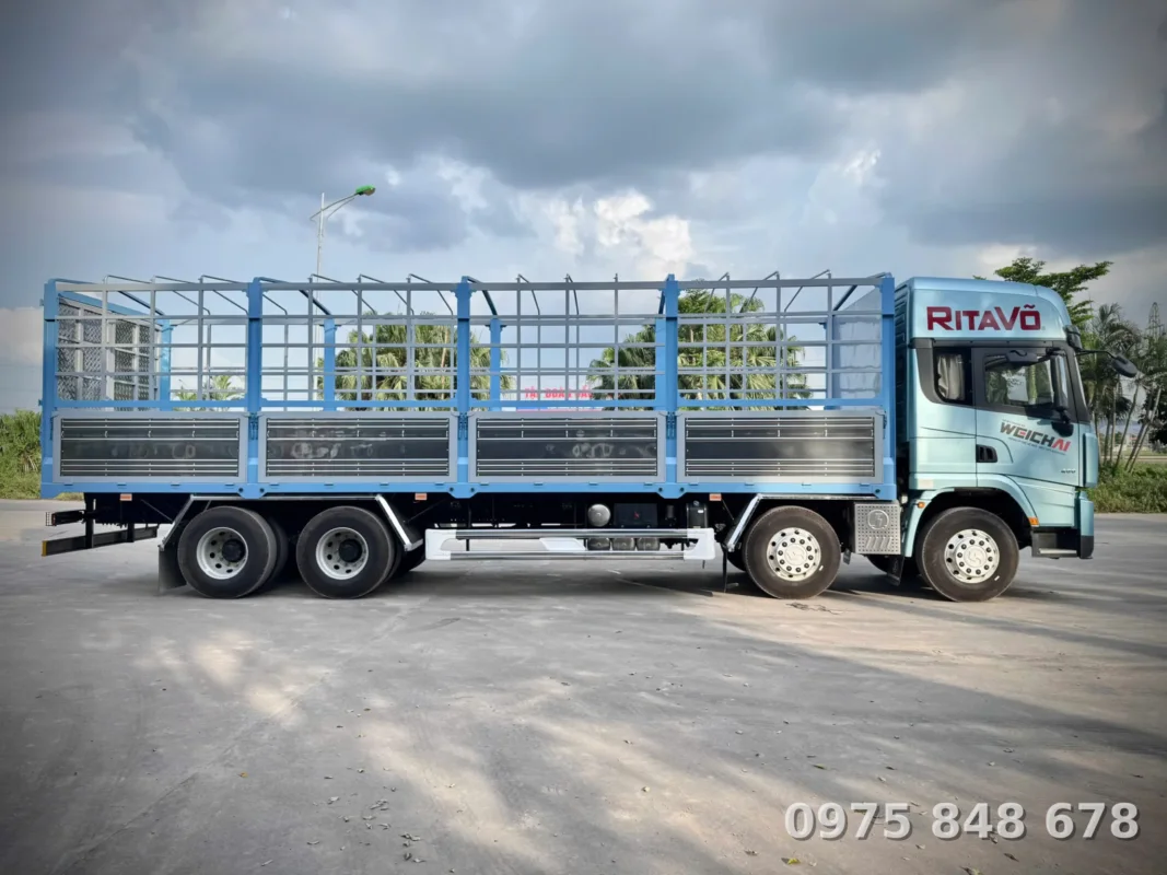 Thùng bạt Shacman X3000 mở bửng hông đang bốc dỡ hàng