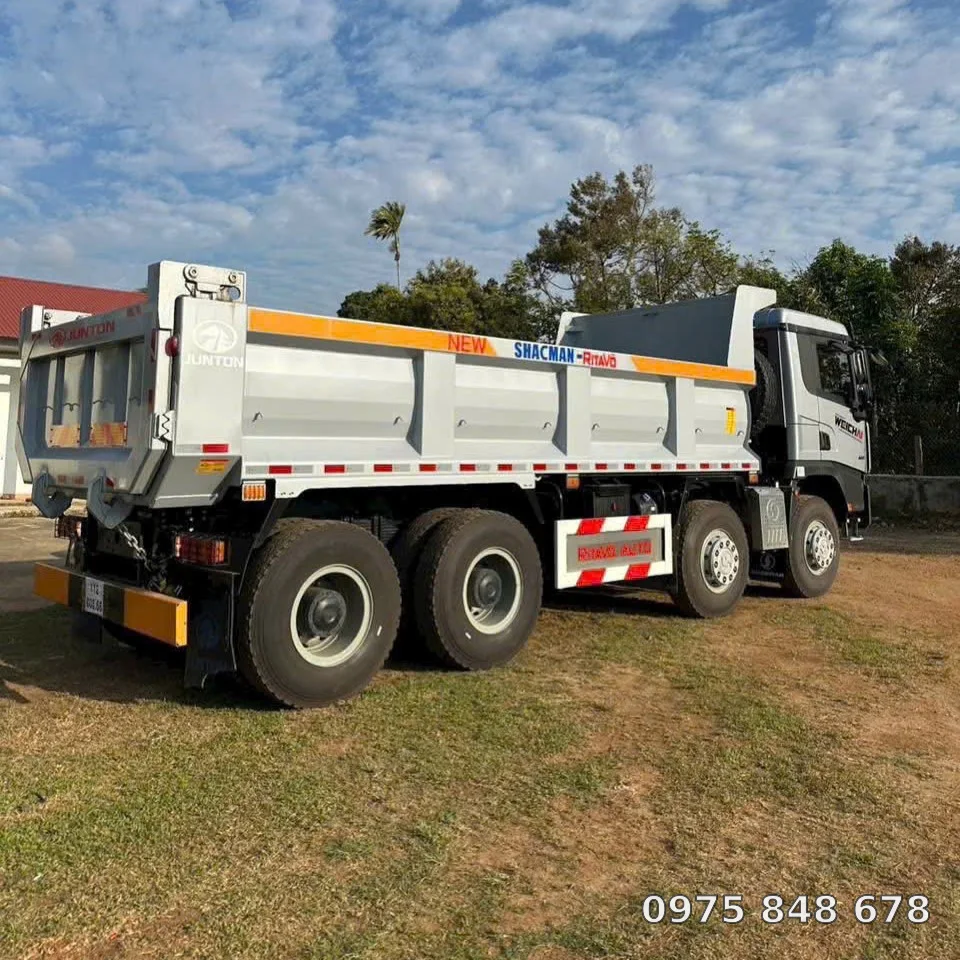 Thùng ben thép T700 đang đổ vật liệu tại công trình