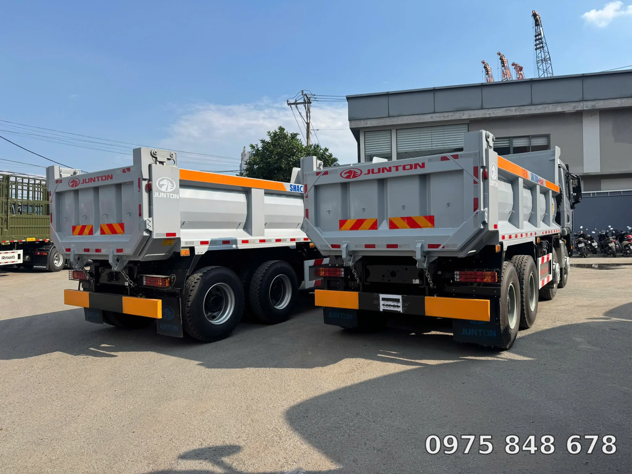 Thùng ben thép T700 đang đổ vật liệu tại công trình