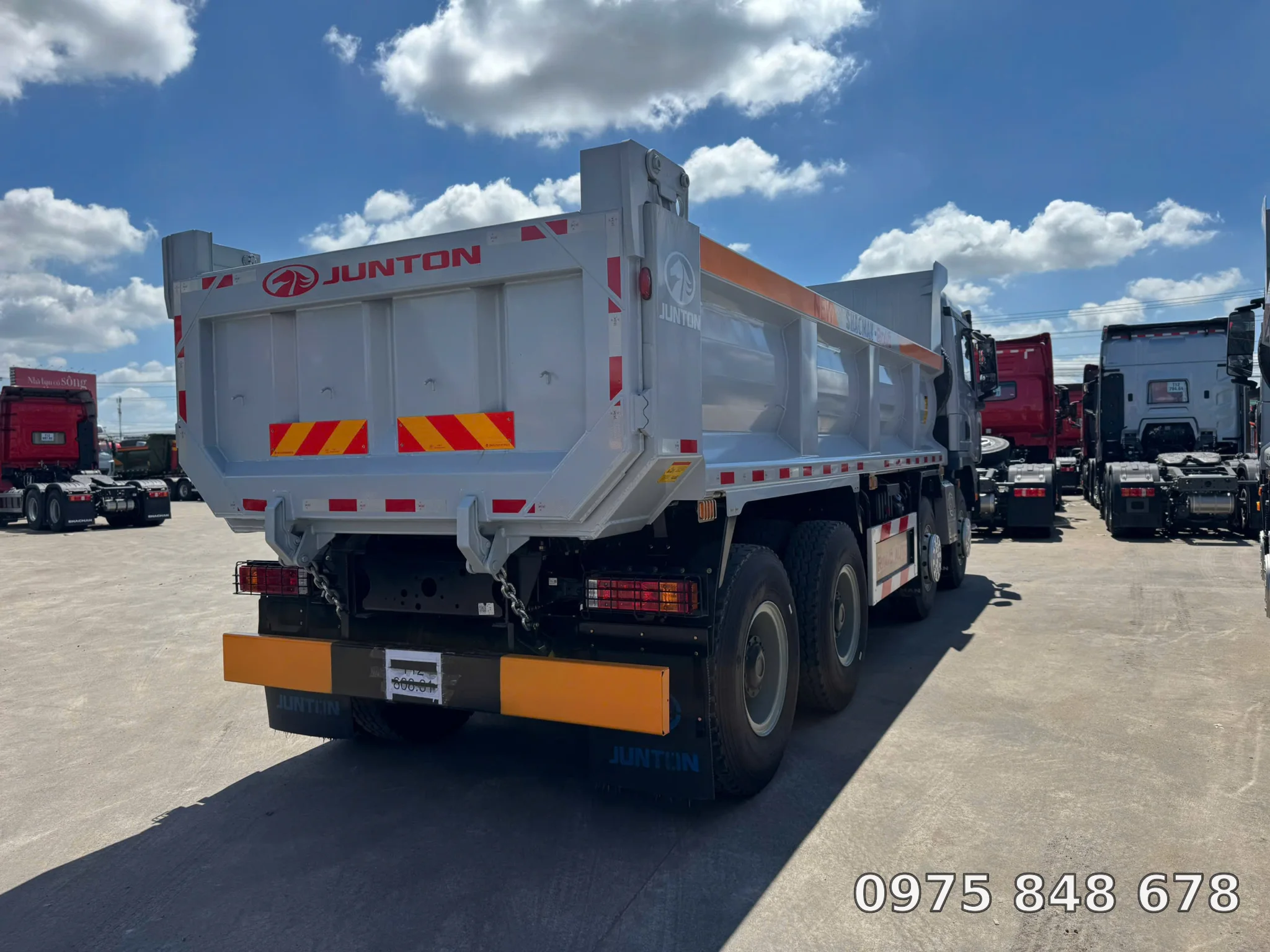 Xe ben Shacman X3000 400HP nhìn tổng thể từ bên hông