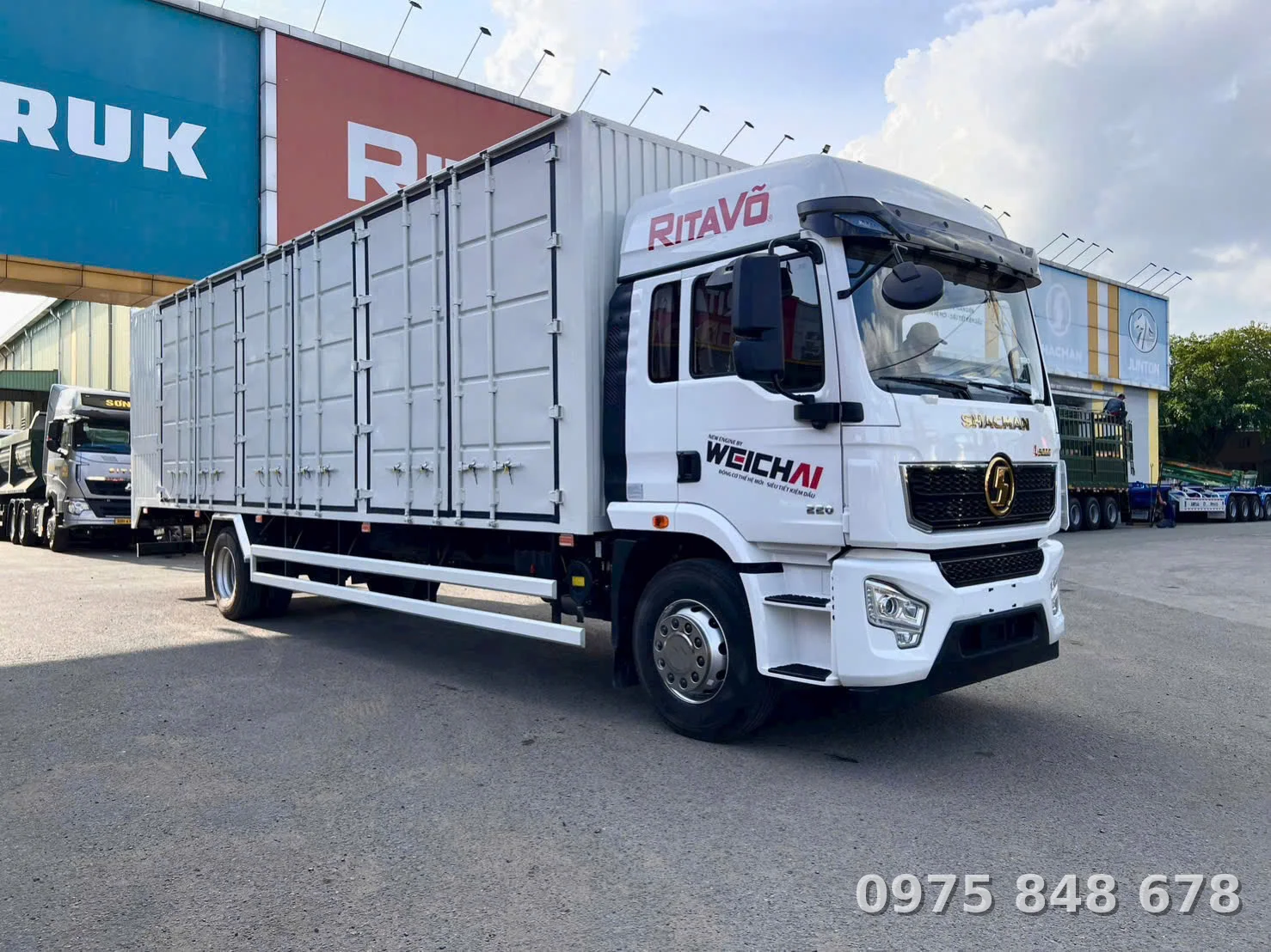 xe tải thùng kín Shacman L5000 220HP màu trắng