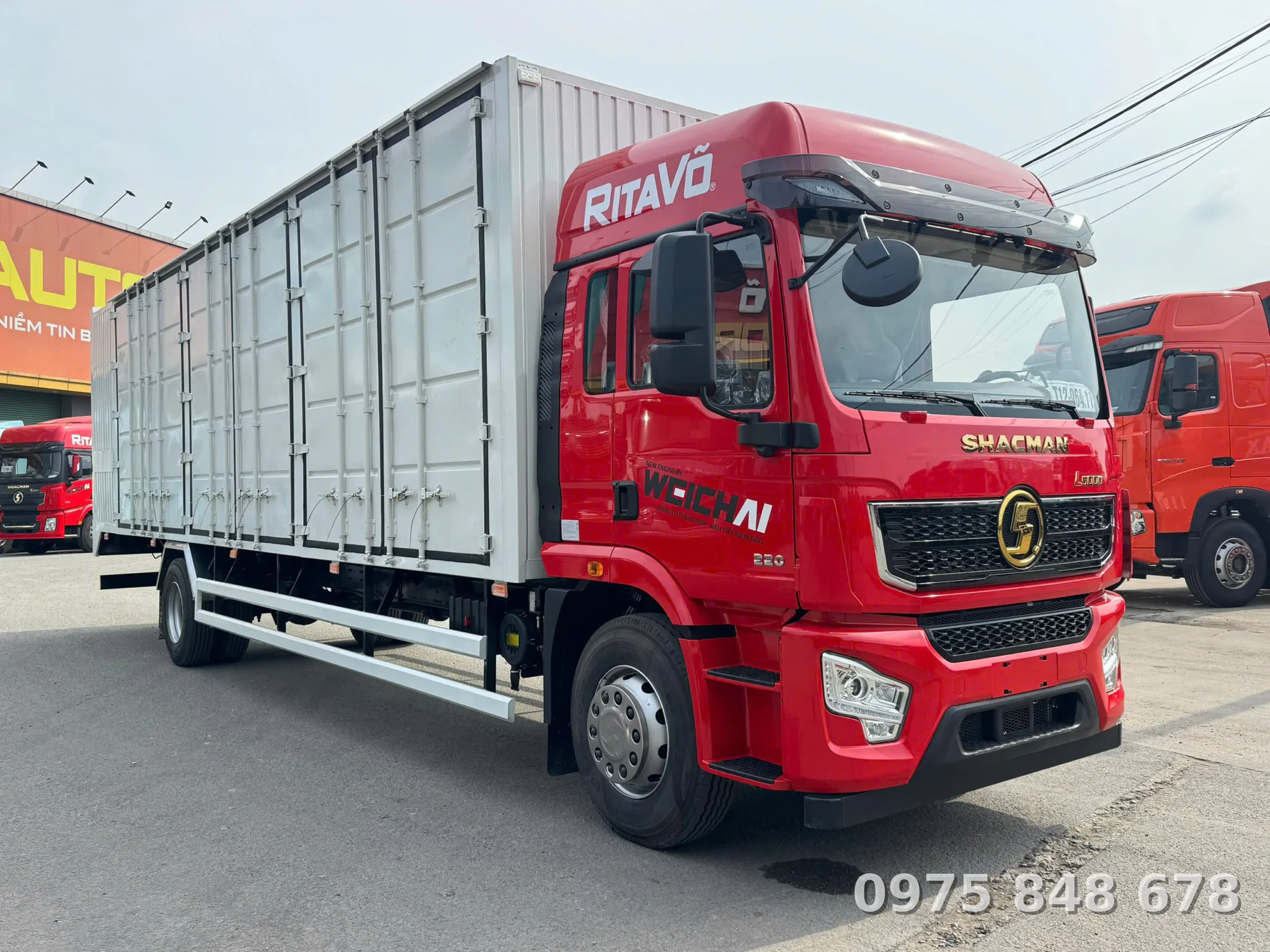 xe tải thùng kín Shacman L5000 220HP màu đỏ