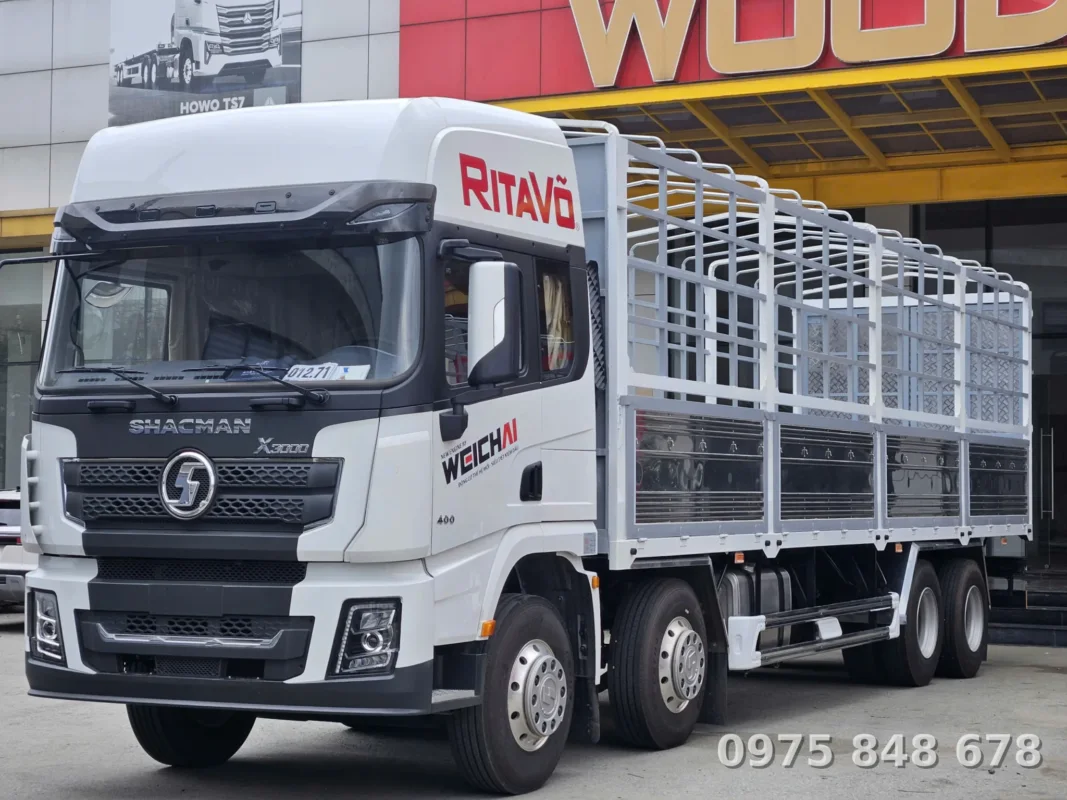 Xe tải thùng bạt Shacman X3000 400HP màu trắng